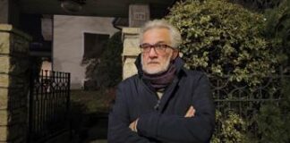 Bimba 3 anni trova pistola e parte un colpo, il sindaco: “Non demonizzare armi”