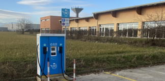 Sandrigo accelera sulla sostenibilità, sindaco Rigon e vice Cuman: nuove stazioni di ricarica, parcheggi green e rosa Una delle colonnine ricarica a Sandrigo