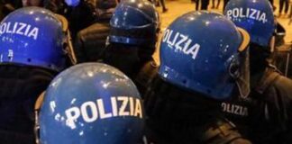 Corteo per Ramy a Roma, bombe carta contro poliziotti: agenti feriti
