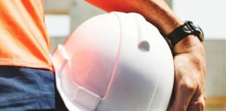 Cremona, operaio cade da tetto e fa volo 5 metri: morto