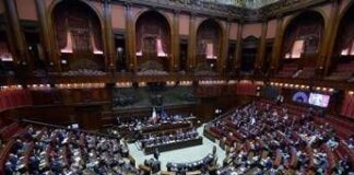 “È una porcata”, “bassezza unica”: scontro in aula tra maggioranza e opposizione sui vitalizi