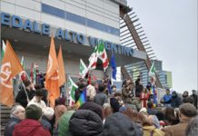 Elly Schlein a Santorso: messaggio forte alla destra pro Sanità pubblica e (a Possamai?) un “no!” a terzo mandato anche per i sindaci Elly Schlein sugli scalini dell'ospedale di Santorso con gli altri esponenti del PD tra le bandiere e circondati da iscritti e simpatizzanti
