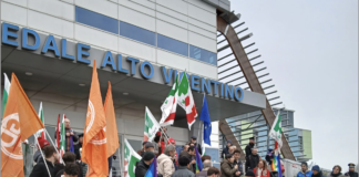 Elly Schlein a Santorso: messaggio forte alla destra pro Sanità pubblica e (a Possamai?) un “no!” a terzo mandato anche per i sindaci Elly Schlein sugli scalini dell'ospedale di Santorso con gli altri esponenti del PD tra le bandiere e circondati da iscritti e simpatizzanti