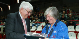 Simonetta Avalle: è immortale l’eredità umana e sportiva della Signora del Volley Giovanni Coviello consegna a Vicenza una targa a Simonetta Avalle per uno dei suoi numerosi incarichi federali
