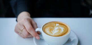 Schio, Caffè Carraro conquista sei riconoscimenti nella guida italiana 2027 Il caffè in tazzina (pexels-oktay-koseoglu-42034955-29874258)