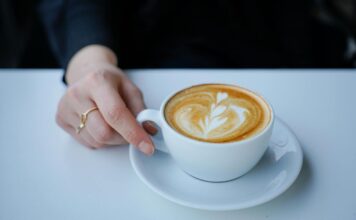 Schio, Caffè Carraro conquista sei riconoscimenti nella guida italiana 2027 Il caffè in tazzina (pexels-oktay-koseoglu-42034955-29874258)