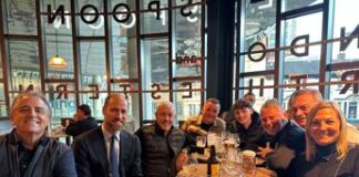 Il principe William al pub, si gode una pinta con i tifosi dell’Aston Villa