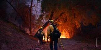 Los Angeles, incognita vento e sciacalli in azione. 16 morti negli incendi