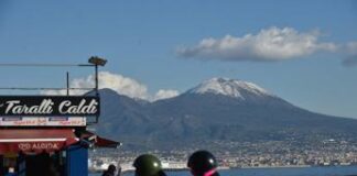 Maltempo Campania, torna la neve sul Vesuvio. Capri isolata