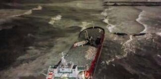 Maltempo, a Genova si continua a scavare dopo la frana. Cargo si arena in Toscana