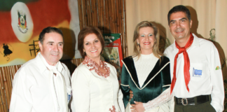 Martino Montagna, ex sindaco di Cornedo, cittadino onorario della città brasiliana di Sobradinho nel Rio Grande do Sul: “Ci tornerò a breve” Martino Montagna con la moglie e il sindaco di Sobradinho nel 2010 vestiti da gauchos e prendas