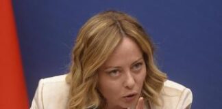 Meloni: “Libri e film su Mussolini? Non vedo serie tv da anni, le guarderò volentieri”