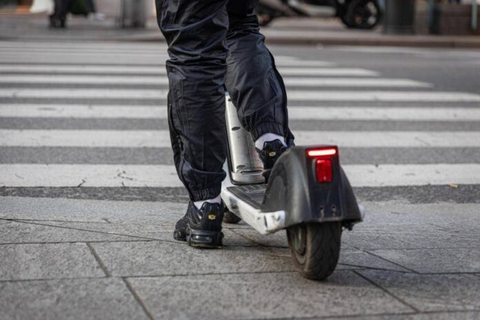 Milano, in due su monopattino si scontrano con auto: morto 19enne