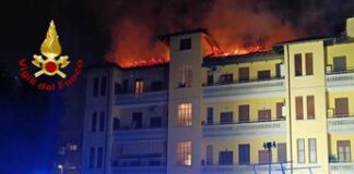 Milano, palazzo a Corsico avvolto dalle fiamme: condomini evacuati