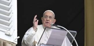Papa Francesco, gesti a sorpresa e linguaggio colloquiale: quando Bergoglio ha spiazzato