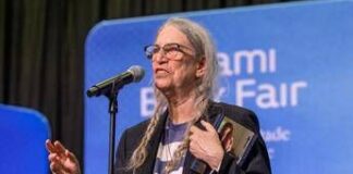 Patti Smith, ha malore sul palco in Brasile: prosegue show in sedia a rotelle – Video
