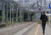 Persone sui binari, treni fermi sulla Genova-Savona: stop circolazione per 40 minuti