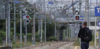 Persone sui binari, treni fermi sulla Genova-Savona: stop circolazione per 40 minuti