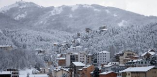 Roccaraso, boom pullman da Napoli: ombra del riciclaggio su invasione turisti