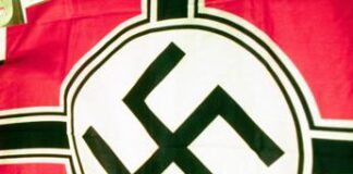 Roma, funerale con bandiera nazista e saluti romani: otto a processo