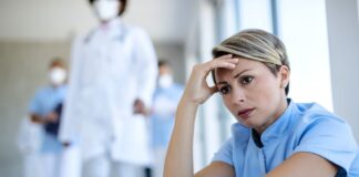 Sanità pubblica e sanità privata (non pubblica), ci scrive Massimiliano Zaramella: rivedere immediatamente i rapporti tra i “due” sistemi Sanità, un'operatrice sanitaria stanca