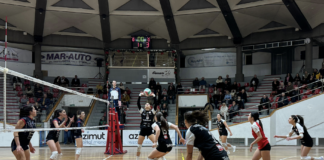 Serie B1 femminile, stop per la Volksbank Vicenza Volley: sconfitta 1-3 a Castelfranco Veneto contro l’Azimut Giorgione Nella foto (Azimut Giorgione), la Spinello (Volksbank Vicenza Volley) alza a Castelfranco Veneto