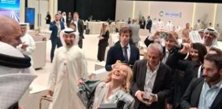 Siparietto Rama-Meloni, premier albanese si inginocchia e le regala un foulard