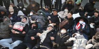 Sudcorea, migliaia in piazza per Yoon: sospeso mandato d’arresto
