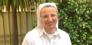 Papa Francesco nomina prima prefetto donna in Vaticano: suor Simona Brambilla, la terza donna in posizioni di vertice in 10 anni di pontificato Suor Simona Brambilla, Papa Francesco nomina la prima prefetto donna in Vaticano