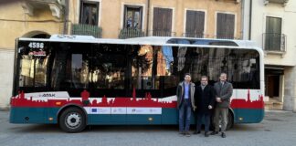 Vicenza punta sul trasporto pubblico locale elettrico: nuovi autobus SVT in servizio sulla linea 10 Centrobus Trasporto pubblico locale elettrico a Vicenza: nuovo autobus SVT (da sx assesore Cristiano Spiller, sindaco Giacomo Possamai e presidente di SVT Marco Sandonà)