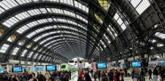 Treni fermi a Milano, i passeggeri: “In attesa da ore, sembra un inferno”