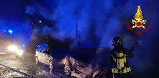 Vigili del fuoco a Sarego: incendio di un’auto, evacuato un condominio per sicurezza Vigili del fuoco intervengono a Meledo di Sarego per domare l'incendio di un’auto
