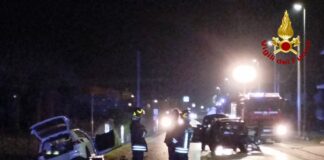 Vigili del fuoco a Marostica: sei feriti in un incidente tra due auto trasportati agli ospedali di Bassano del Grappa, Vicenza e Santorso Vigili del fuoco intervengono dopo incidente