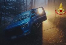 Altissimo, pick up rischia di rovesciarsi nel bosco, intervengono i vigili del fuoco auto a rischio rovesciamento ad Altissimo