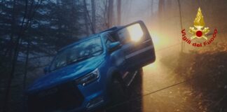 Altissimo, pick up rischia di rovesciarsi nel bosco, intervengono i vigili del fuoco auto a rischio rovesciamento ad Altissimo
