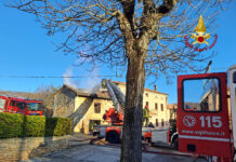 Barbarano Mossano, in fiamme vecchio deposito a San Giovanni in Monte. Nessun ferito, salva la casa adiacente vigili del fuoco al lavoro a Barbarano Mossano San Giovanni in Monte