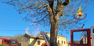 Barbarano Mossano, in fiamme vecchio deposito a San Giovanni in Monte. Nessun ferito, salva la casa adiacente vigili del fuoco al lavoro a Barbarano Mossano San Giovanni in Monte