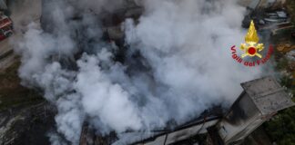 Trissino, esplosione e incendio in azienda di recupero batterie. Strade chiuse, sul posto Vigili del fuoco e Arpav. Nessun ferito incendio a Trissino, esplode fabbrica, strade chiuse