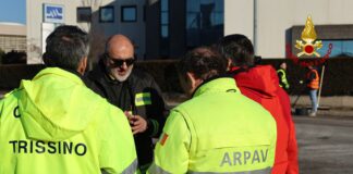 Incendio di Trissino, in fase di ultimazione le operazioni dei Vigili del fuoco. Sopralluogo di Arpav e Comune nell’azienda distrutta incendio di trissino, spenti gli ultimi focolai, sul posto i tecnici arpav e comune
