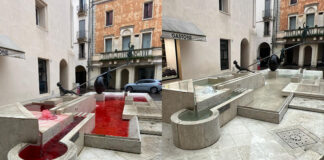 Tornata trasparente l’acqua della Fontana dei Bambini a Vicenza. Il sindaco Possamai: «Vandalismi vanno condannati» la fontana dei bambini ripulita dopo il vandalismo