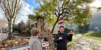 Muro crollato in viale Fusinato a Vicenza: ripristinata la viabilità, resta interdetto il marciapiede. Per la sistemazione si attende la Soprintendenza sopralluogo sindaco e spiller in viale Fusinato