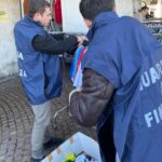 Merce contraffatta scoperta a Malo: Blitz della Guardia di Finanza al mercato, sequestrati 350 capi d’abbigliamento falsi guardia di finanza merce contraffatta mercato malo
