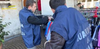Merce contraffatta scoperta a Malo: Blitz della Guardia di Finanza al mercato, sequestrati 350 capi d’abbigliamento falsi guardia di finanza merce contraffatta mercato malo