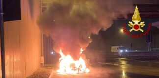 Automobile distrutta da incendio sulla SPV. Illesa la conducente. Fiamme spente dai vigili del fuoco incendio automobile pedemontana veneta