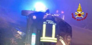Schio, automobile rovesciata su un fianco: due anziani feriti. Intervento dei vigili del fuoco schio automobile rovesciata