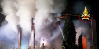 Rosà, vigili del fuoco in azione per l’incendio di un ex agriturismo rosà incendio agriturismo