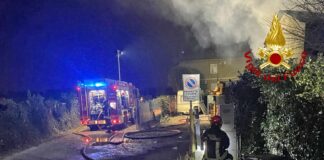 Rosà, incendio danneggia casa non abitata: nessun ferito. Intervento di vigili del fuoco incendio casa rosà