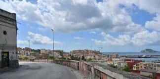 Campi Flegrei, la terra continua a tremare: nuove scosse oggi, scuole chiuse a Pozzuoli