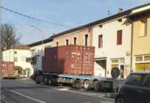 Vicenza, UNESCO e trasporti materiali pericolosi basi USA: Marangoni, Bottene e Ambrosi per 38 “enti” chiedono piani per gestione rischi Il convoglio militare USA con il pittogramma ADR (trasporto di merci pericolose su strada) classe 1 (“sostanze o oggetti che possono esplodere”) transitato il 10.01.2025 alle ore 14,30 a Vicenza in via Riviera Berica 374 in direzione centro, a poco più di 2 km dalla “Villa La Rotonda”