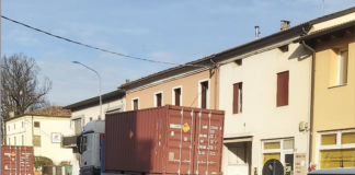 Vicenza, UNESCO e trasporti materiali pericolosi basi USA: Marangoni, Bottene e Ambrosi per 38 “enti” chiedono piani per gestione rischi Il convoglio militare USA con il pittogramma ADR (trasporto di merci pericolose su strada) classe 1 (“sostanze o oggetti che possono esplodere”) transitato il 10.01.2025 alle ore 14,30 a Vicenza in via Riviera Berica 374 in direzione centro, a poco più di 2 km dalla “Villa La Rotonda”